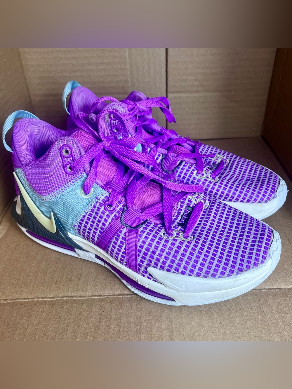 Nike Lebron Witness 7 Performance Basketball Shoes Fuchsia Purple White Sneakers
